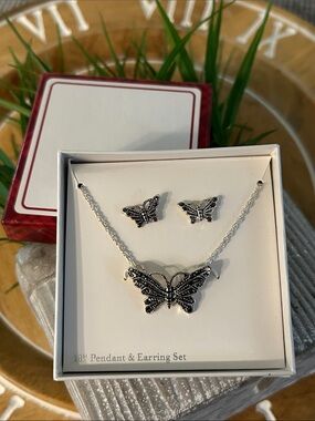 butterfly Pendant necklace & Earring Set NEW in box 18” chain